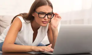 Czy monitor psuje wzrok? Dowiedz się, jak uniknąć problemów z oczami