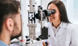 Jakie studia wybrać, aby zostać okulistą? Ścieżka kariery i wymagania