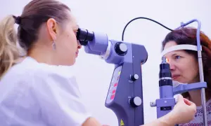 Jak wygląda badanie wzroku u optyka? Co musisz wiedzieć przed wizytą