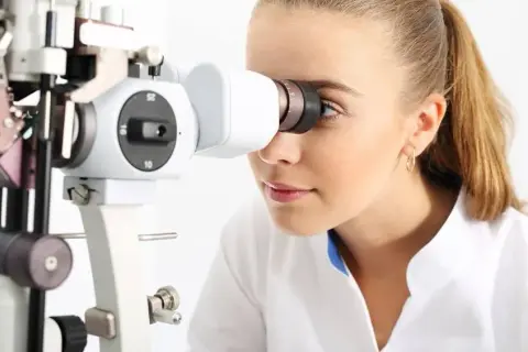 Dobór okularów: okulista czy optometrysta - kogo wybrać dla siebie?