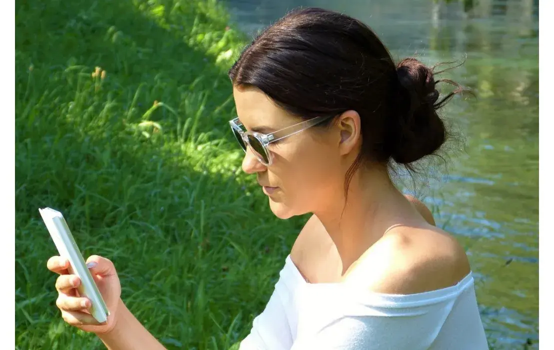Czy ekran telefonu psuje wzrok? Sprawdź, jak chronić oczy przed szkodami