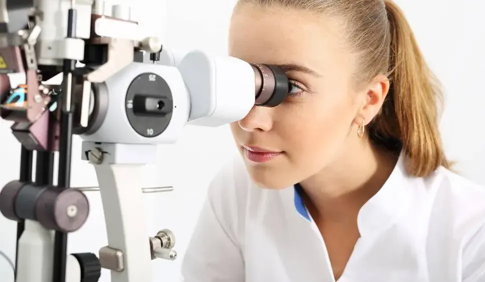 Dobór okularów: okulista czy optometrysta - kogo wybrać dla siebie?