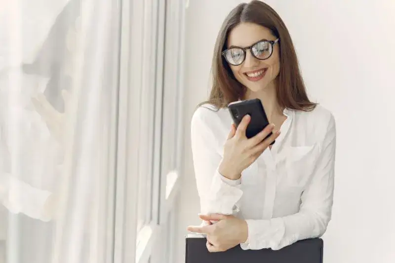Zdjęcie Czy ekran telefonu psuje wzrok? Sprawdź, jak chronić oczy przed szkodami