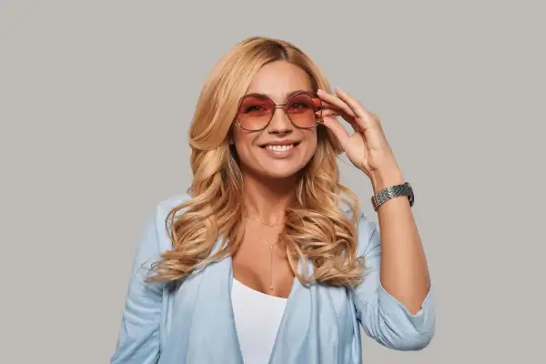 Jakie kolory oprawek do blond włosów podkreślą Twój styl?